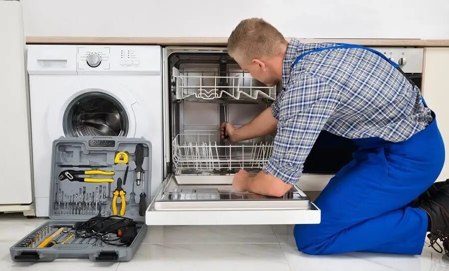 Etimesgut Daikin servisi teknisyen ekibi beyaz eşya tamiri yaparken